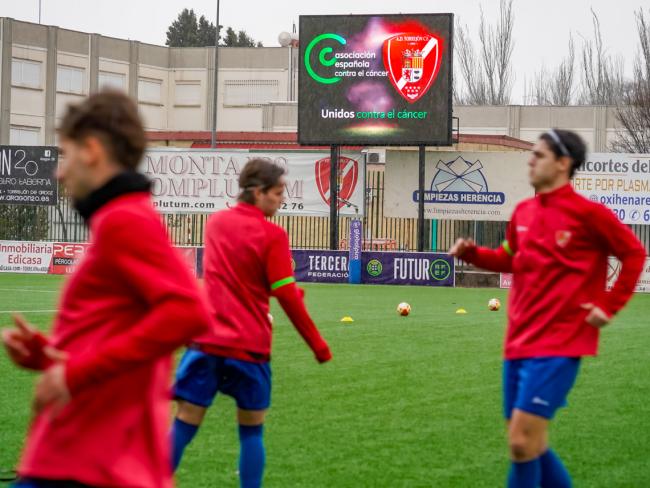 Durante el calentamiento, los jugadores lucieron brazaletes verdes para concienciar sobre el cáncer, fomentar su prevención, detección, tratamiento y mostrar su apoyo a las personas afectadas y sus familiares