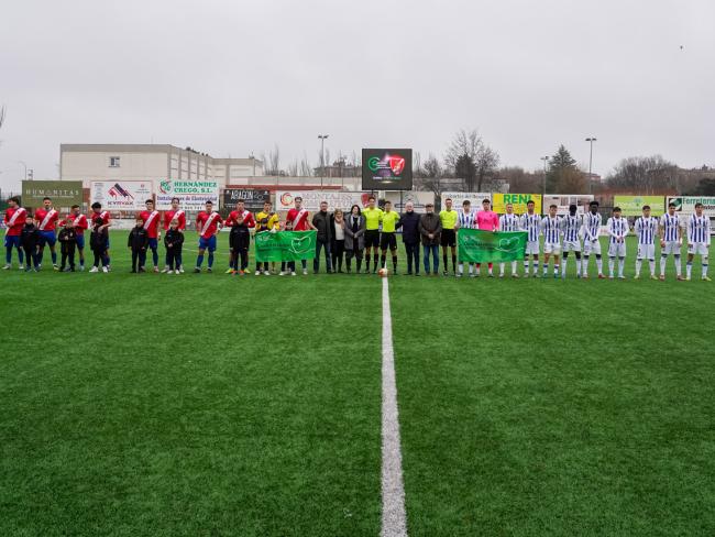 La concejala de Deportes y Turismo, Míriam Gutiérrez; el edil de Cultura, José Antonio Moreno; los directivos de la AD Torrejón CF y los responsables de la Junta Local de la AECC, posando con unas pancartas como muestra de apoyo a enfermos y familiares