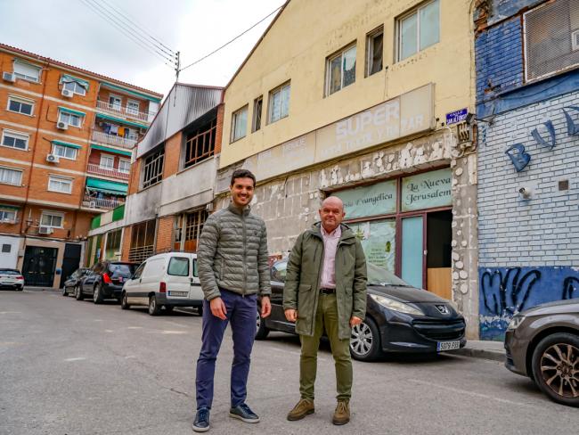 Alejandro Navarro y Valeriano Díaz junto a las 3 naves abandonadas que serán derribadas para crear nuevos aparcamientos