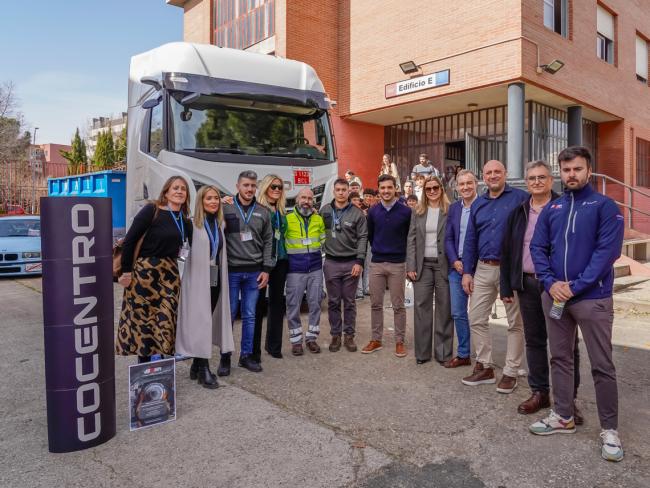 El alcalde, Alejandro Navarro, acompañado por el concejal de Educación, Bienestar e Inmigración, Rubén Martínez, la directora del instituto, Celia González y representantes de la dirección del centro y de las empresas colaboradoras
