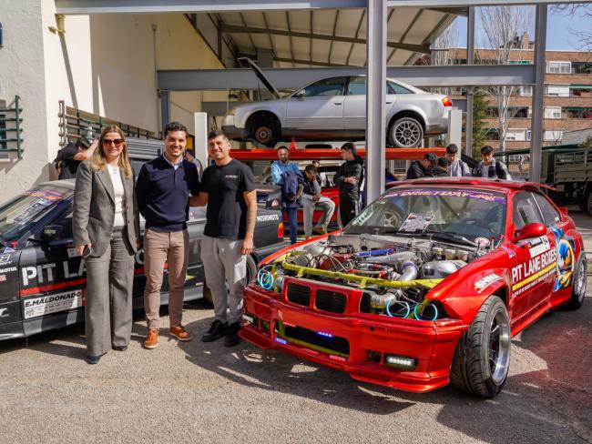 El alcalde, Alejandro Navarro Prieto, junto a la directora del IES Isaac Peral, Celia González, visitando las III Jornadas Técnicas de Formación Profesional del IES Isaac Peral