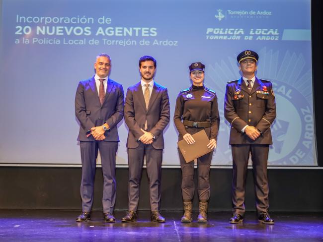 El alcalde, Alejandro Navarro Prieto, el concejal de Seguridad, Alberto Cantalejo, y el comisario principal de la Policía Local, Miguel Parra, con la número 1 de la promoción, C.C.B.