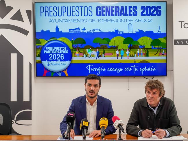 El alcalde, Alejandro Navarro Prieto, y el concejal de Hacienda, Marcos López presentando los Presupuestos Municipales 2026