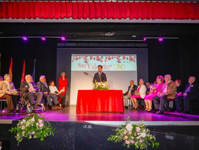 El alcalde de Torrejón de Ardoz, Alejandro Navarro dando la enhorabuena y felicitando a las parejas por estos 50 años de aventura en común