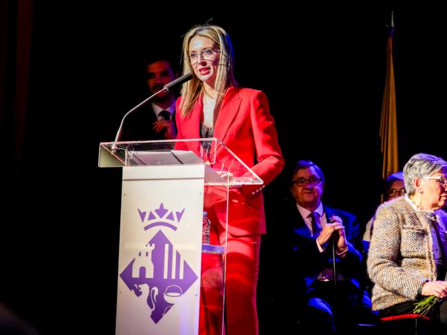 Una emocionada concejala de Mayores, Ana Verónica González, recordó que San Valentín de Oro no es sólo una celebración de aniversario, sino un homenaje al amor fiel, paciente y perseverante y una lección viva de que las grandes historias no se escriben en un día, sino en miles de pequeños gestos cotidianos