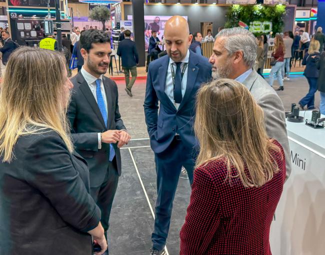 Alejandro Navarro y Alberto Cantalejo con Enrique López Rocha, director de Axon España y Eva Navarta, directora de Axon Sur de Europa