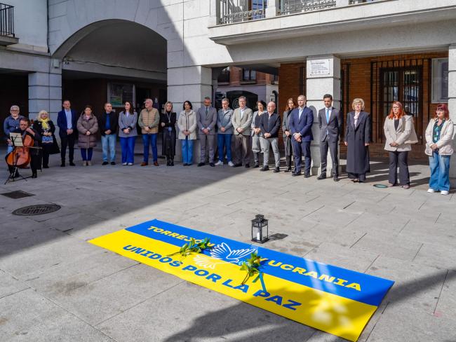 Torrejón de Ardoz se ha detenido para guardar un minuto de silencio, con motivo del cuarto aniversario del inicio de la guerra en Ucrania