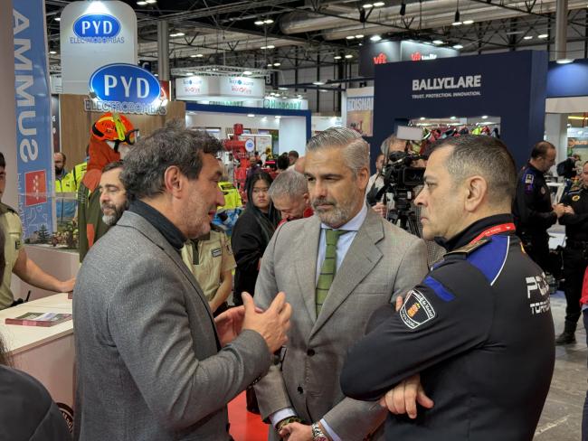 El concejal de Seguridad, Alberto Cantalejo, el comisario principal, Miguel Parra, con Pedro Antonio Ruiz, director General de la Agencia de Seguridad y Emergencias Madrid 112