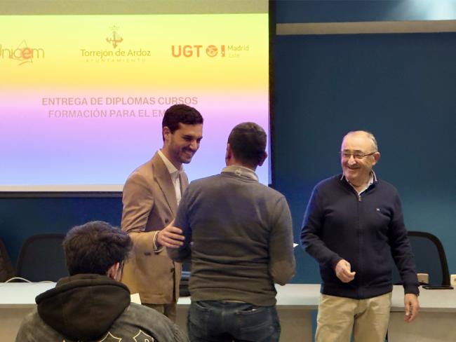 El alcalde, Alejandro Navarro Prieto, acompañado por el secretario general UGT-Madrid Unión Comarcal Este, Jesús La Roda