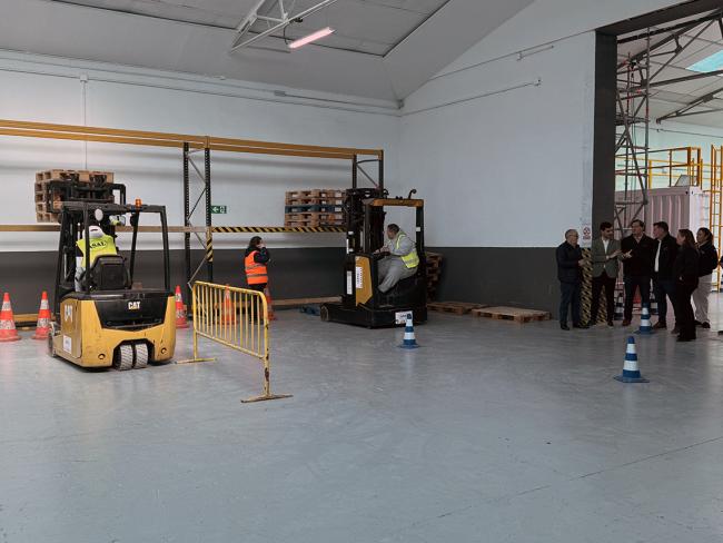 Los alumnos del curso de “Operador de carretillas elevadoras” han realizado la formación, tanto teórica como práctica, en el centro de estudios de la empresa Asal