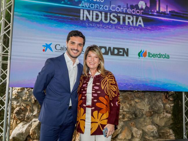 El alcalde, Alejandro Navarro, junto a la presidenta de AEDHE, Laly Escudero Ossorio 