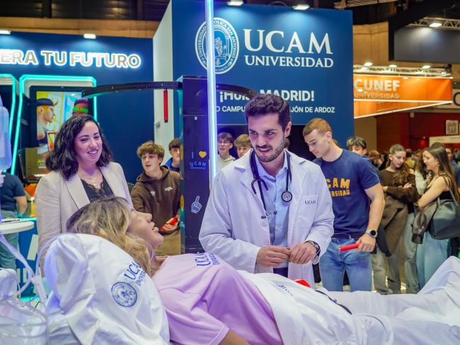 El alcalde, Alejandro Navarro, con María Mendoza, responsable Campus Madrid UCAM-COE, participando en una de las actividades prácticas en el stand de la UCAM