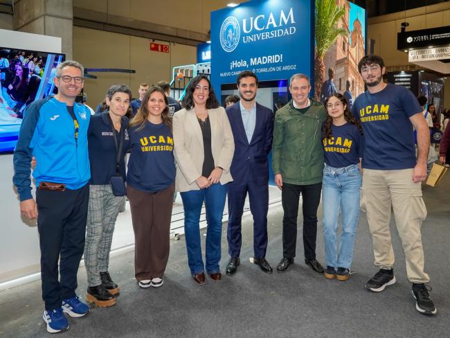 El alcalde y el concejal de Educación con María Mendoza, responsable Campus Madrid UCAM-COE y otros componentes de la universidad en el stand de la UCAM