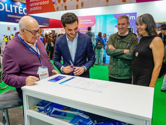 El alcalde, Alejandro Navarro, y el concejal de Educación, Bienestar e Inmigración, Rubén Martínez, en el stand de la Universidad de Alcalá junto a Eva Senra Díaz, vicerrectora de Estudiantes, Emprendimiento y Empleabilidad y José Luis Copa, delegado del Rector para Comunicación