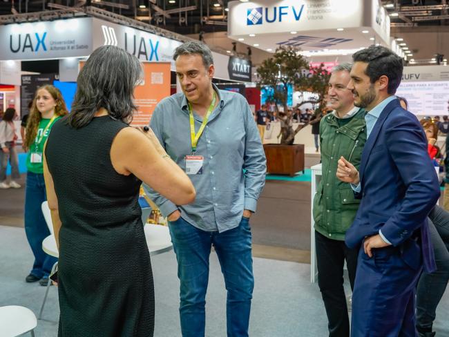 El alcalde y el concejal de Educación con Jesús María Pascual, director de Comunicación y Marketing de la UNED y Eva Senra Díaz, vicerrectora de la UAH