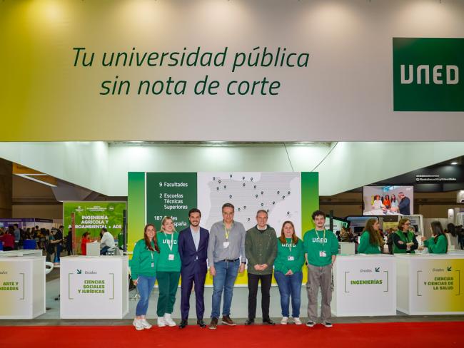 El alcalde, Alejandro Navarro, y el concejal de Educación, Bienestar e Inmigración, Rubén Martínez, visitando el stand de la UNED