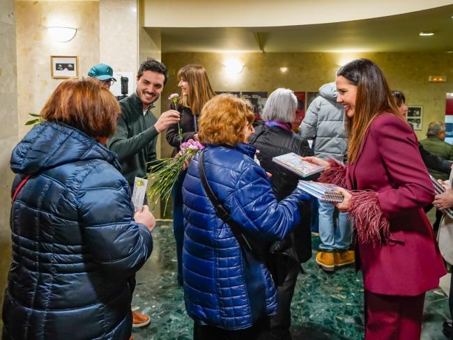 El alcalde, Alejandro Navarro, y la concejala de Igualdad y Festejos, María Eugenia Gil, recibiendo a los asistentes al Acto Central