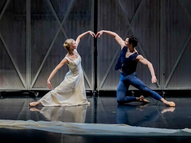 “Julieta y Romeo”, una reinterpretación del clásico de Shakespeare, que sitúa a Julieta en el centro, desafiando roles de género tradicionales