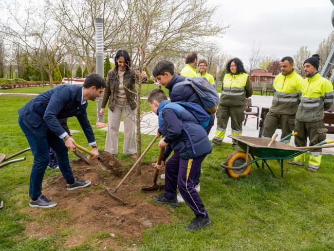 Un momento de la plantación de árboles en Parque Europa