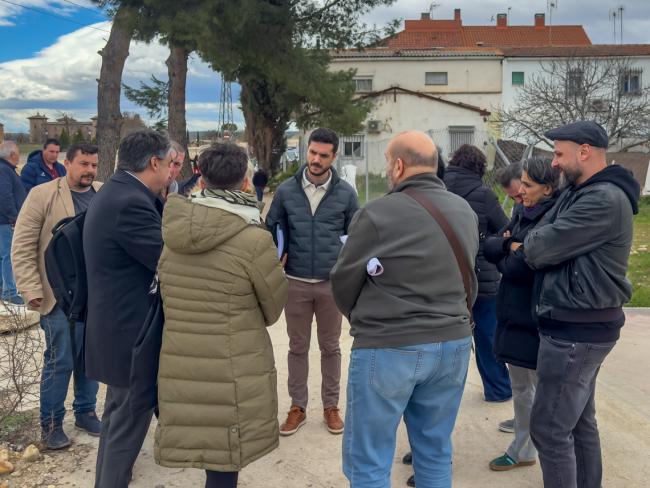 Imagen del alcalde con vecinos y técnicos municipales en el barrio El Castillo