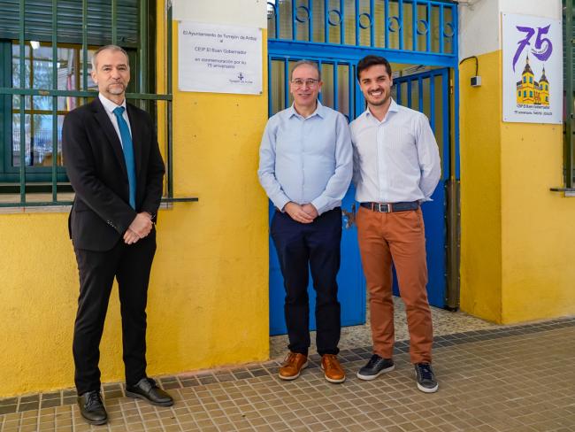 De izquierda a derecha: el alcalde, Alejandro Navarro; el director del CEIP Buen Gobernador, Félix Sánchez-Román Jiménez y el director del Área Territorial de Madrid-Este de la Consejería de Educación, Marcos Rafael Moreno Sánchez, junto a la placa conmemorativa del 75 aniversario