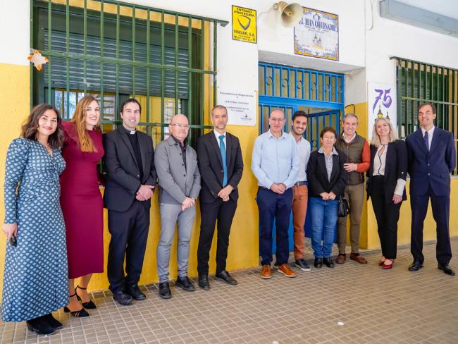 El alcalde, Alejandro Navarro; el concejal de Educación, Bienestar e Inmigración, Rubén Martínez; el teniente de alcalde, Valeriano Díaz; la concejala, María Ángeles Jiménez; el director del Área Territorial de Madrid-Este de la Consejería de Educación, Marcos Rafael Moreno Sánchez; el director del CEIP Buen Gobernador, Félix Sánchez-Román Jiménez, y otros representantes del centro educativo