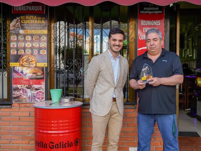 El regidor torrejonero con Juan García, el ganador al mejor guiso con “Judías con setas y boletus”, del bar Torreparque