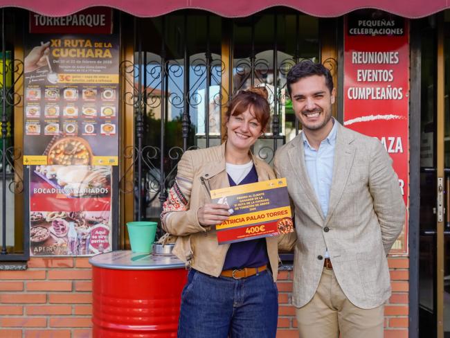 Alejandro Navarro, con la ganadora del premio al jurado popular, Patricia Palao