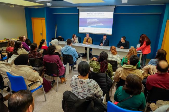 El alcalde, Alejandro Navarro, felicitando a los alumnos que han realizado y superado esta formación impulsada desde el Ayuntamiento de Torrejón de Ardoz