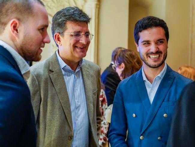 El alcalde, Alejandro Navarro Prieto; el concejal de Urbanismo, Vivienda y Juventud, Víctor Miranda; y el nuevo rector de la Universidad de Alcalá de Henares, Carmelo García