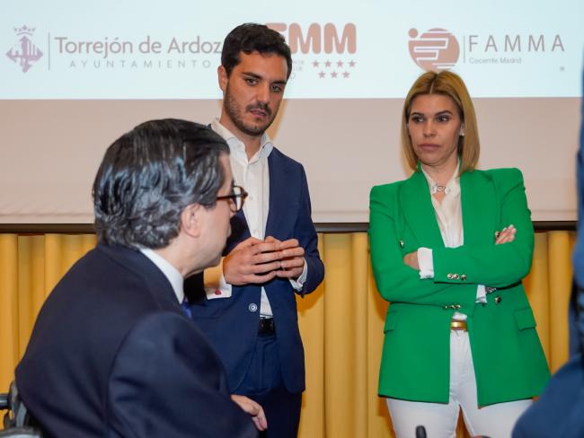 El alcalde, Alejandro Navarro y la presidenta de la FMM y alcaldesa de Alcalá de Henares, Judith Piquet