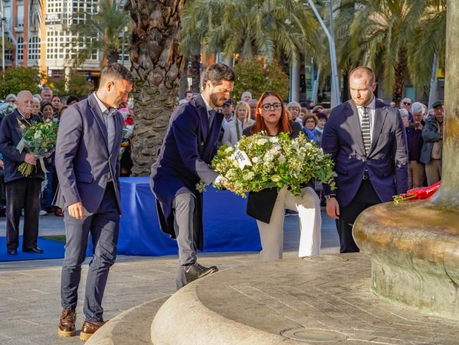 El alcalde, Alejandro Navarro, junto a los portavoces de los grupos políticos, realizando la ofrenda floral
