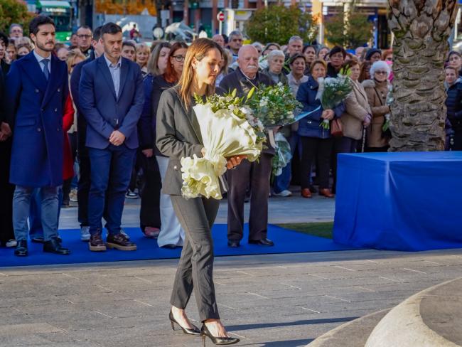 La diputada torrejonera de la Asamblea de Madrid, Ainhoa García, también participó en la ofrenda floral
