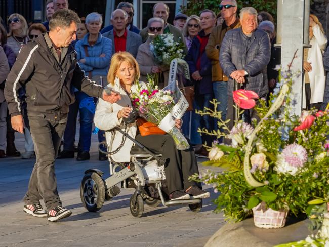 Las asociaciones vecinales y entidades ciudadanas también participaron en la ofrenda floral