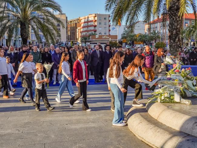 Las asociaciones vecinales y entidades ciudadanas también participaron en la ofrenda floral