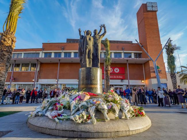 El monumento que se erige en la ciudad en homenaje a las víctimas está ubicado en la Plaza de España, frente a la estación de Cercanías
