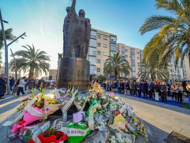 El monumento que se erige en la ciudad en homenaje a las víctimas está ubicado en la Plaza de España, frente a la estación de Cercanías