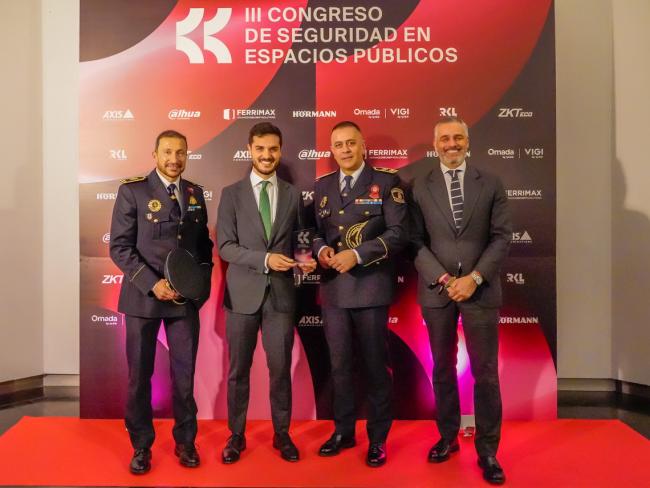 El alcalde, Alejandro Navarro Prieto; el concejal de Seguridad, Alberto Cantalejo; el comisario principal, Miguel Parra; y el comisario, Rafael Gutiérrez, con el premio otorgado a la Policía Local de Torrejón en el III Congreso de Seguridad en Espacios Públicos