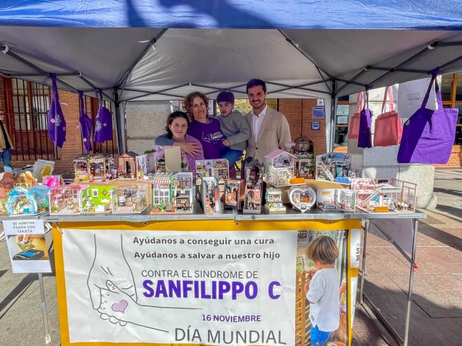 El alcalde, Alejandro Navarro, visitando la mesa de la Asociación Investigación Médica Sanfilippo