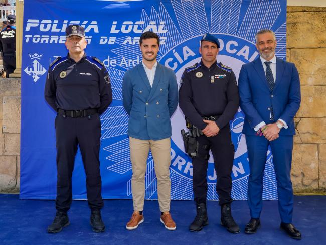 El alcalde, Alejandro Navarro Prieto, el concejal de Seguridad, Alberto Cantalejo, el comisario principal, Miguel Parra y el oficial, Iván Solera, responsable de la unidad canina de Torrejón
