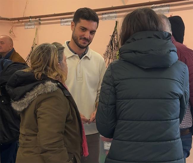 El alcalde dialogando con los vecinos
