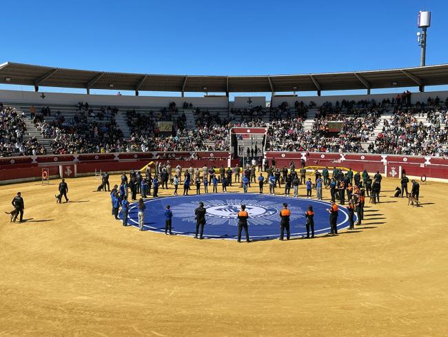 La Plaza de Toros de Torrejón de Ardoz acogió la exhibición de las I Jornadas Policiales y Militares de Guías Caninos de España