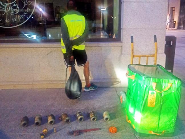 Imagen del individuo detenido y el carro donde transportada el material robado