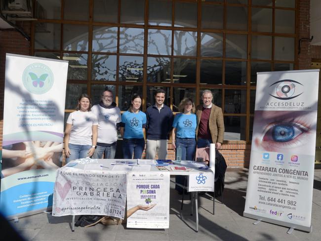 El alcalde, Alejandro Navarro, y el concejal de Bienestar, Educación e Inmigración, Rubén Martínez, visitando la mesa informativa que instalaron conjuntamente el pasado viernes, 27 de febrero, la Asociación Española de Malformaciones Anorrectales y Enfermedad de Hirschsprung (AEMAREH), la Asociación de Catarata Congénita de España (ACCESDELUZ) y la Asociación Española para la Galactosemia, de la Federación Española de Enfermedades Raras (FEDER)