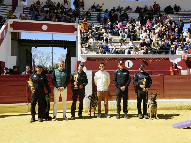 El alcalde, Alejandro Navarro Prieto, el concejal de Seguridad, Alberto Cantalejo, y el comisario principal de la Policía Local de Torrejón, Miguel Parra, asistieron a la exhibición y, a su finalización, entregaron los premios correspondientes a las diferentes categorías