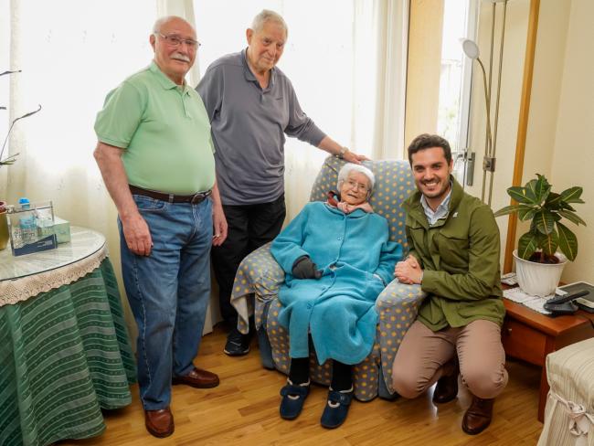 Acompañada por dos de sus hijos y visiblemente emocionada, Antonia Esteban recibió al alcalde en su domicilio