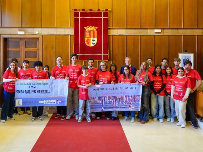 El regidor torrejonero y el edil, junto a los alumnos del IES León Felipe, presentando la carrera solidaria a favor de la Asociación Española de Porfiria  
