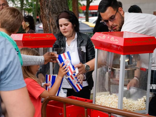 También hubo reparto de reparto gratuito de palomitas y lanyards 