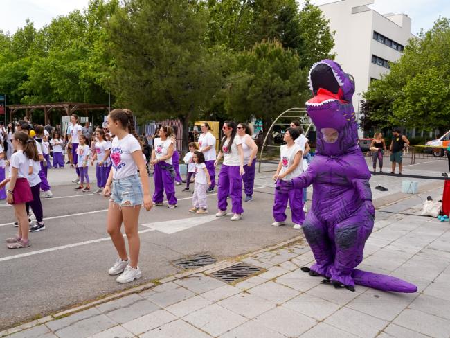 Actuación de Mamis Kanguro