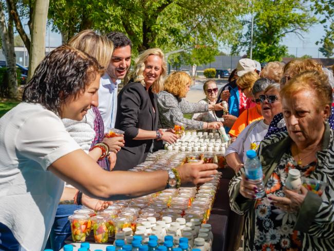 El alcalde, Alejandro Navarro Prieto, la concejala de Mayores, Ana Verónica González, la edil de Sanidad, Carla Picazo y la concejala de Deportes y Turismo, Mirian Gutiérrez, repartiendo fruta en el desayuno saludable
